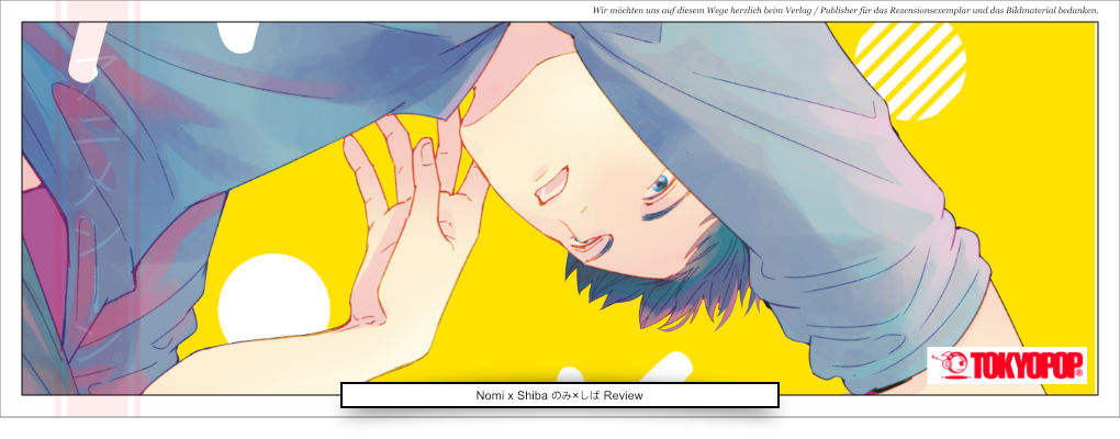 Junger Mann im blauen Hemd beugt sich über einen anderen jungen Mann und schaut verführerisch. 