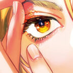 Ein junger Mann streicht sich durchs Haar. Er hat einen Pinsel im Mund und schaut sehr freundlichen. 