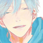 Ein junger Mann zieht verlegend seinen blauen Pullover aus. 