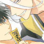 Das Bild zeigt zwei junge Männer, einer mit kurzen schwarzen Haaren, er schaut freundlich, ein anderes mit weißen Haaren, er schaut siegessicher und fordernd. 