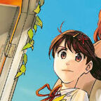 Ein großer junger Mann und ein zierliches Mädchen mit Zopf stehen Rücken an Rücken. Blauer Himmel und eine Tür. 