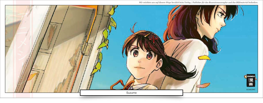 Ein großer junger Mann und ein zierliches Mädchen mit Zopf stehen Rücken an Rücken. Blauer Himmel und eine Tür. 