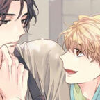  Zwei junge Männer. Der eine, mit blonden Haaren, lächelt und redet. Der andere mit dunklen Haaren schaut überlegt. 