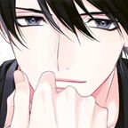 Ein junger Mann mit kurze schwarzen Haaren sitzt nachdenklich da. 