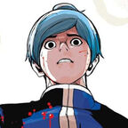 Ein junger Mann, Schüler, im blauen Schulanzug schaut ängstlich oder angewidert.