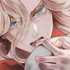 Eine Frau mit langen blonden Haaren schaut verbissen und hält einen Totenschädel in der Hand. 