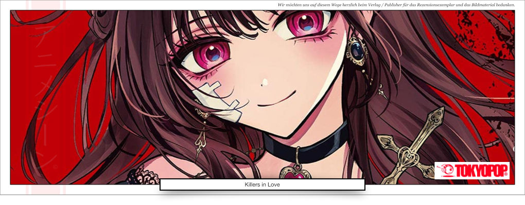 junge Frau mit langen roten Haaren und einem Kreuz, sie lächelt. 