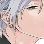 Zwei junge Männer, einer mit schönen weißen Haaren. Er schaut uns direkt an. Der andere schaut in den Hintergrund. 