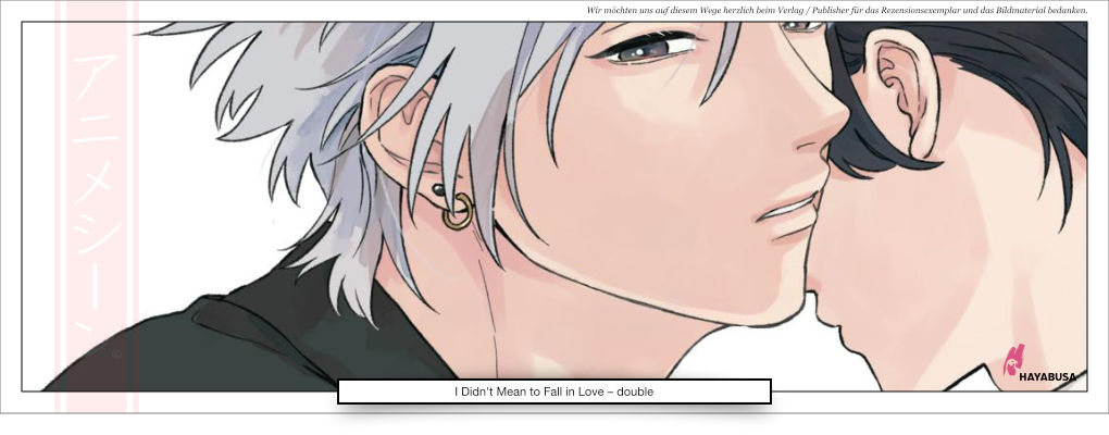 Zwei junge Männer, einer mit schönen weißen Haaren. Er schaut uns direkt an. Der andere schaut in den Hintergrund. 