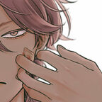 junger Mann der traurig schaut, Hand im Gesicht, Wunde, Pflaster 