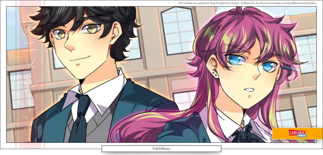 Zwei Schüler, ein Junge mit kurzen schwarzen Haaren und ein Mädchen mit lange rundeten Haaren. Sie stehen vor einem Schulgebäude. 