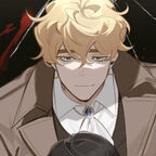 Junger Mann im braunen Anzug mit blonden Haaren schaut siegessicher und zuversichtlich. 