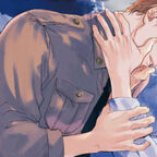 Zwei maskuline Männer schauen sich verliebt an. 