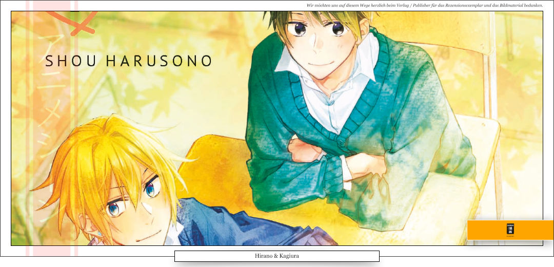 Zwei Jugendliche sitzen am Tisch im Klassenzimmer und Lächeln voller Freude. 