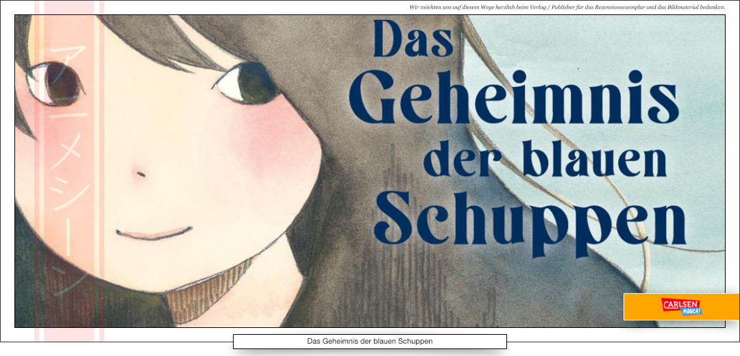 Ein junges Mädchen im blauen Kleid am Strand. 