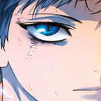 Junge, Kind mit blauen Augen schaut sehr ernst und verbittert.