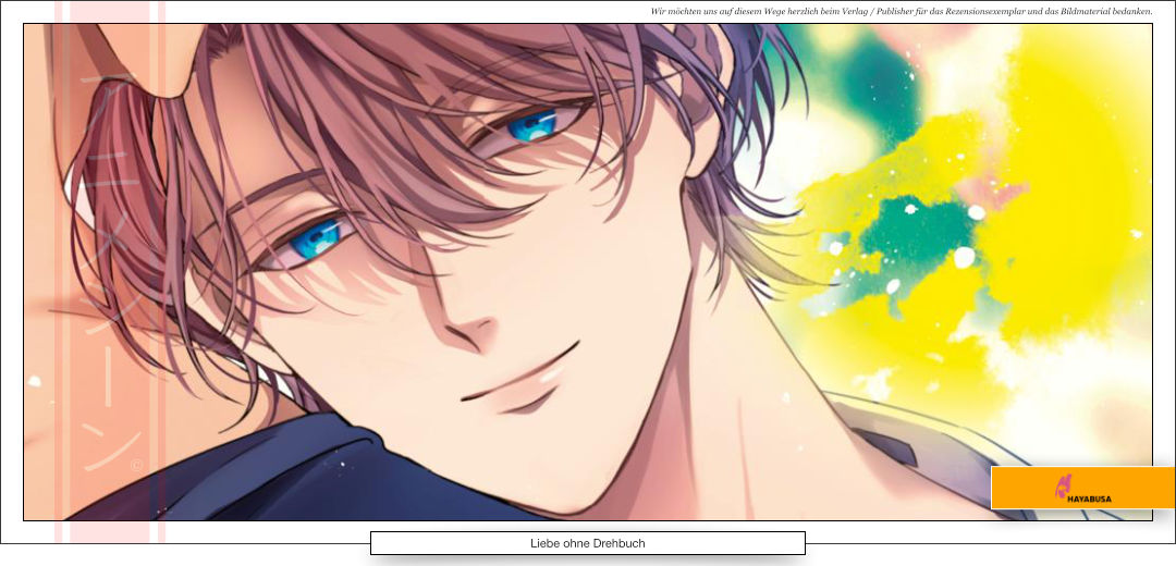 Ein junger Mann lehnt sich lächelnd an die Schulter eines anderen Mannes.