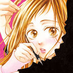 Eine junge Frau mit langen blonden Haaren wird von einem starken Mann in die Arme genommen.