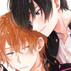 Zwei junge Männer, einer mit roten der andere mit schwarzen Haaren. Sie scheinen verliebt zu sein. 