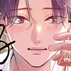 Ein junger, gutaussehender Mann wird von einem anderen Mann gestreichelt. Sein Gesichtsausdruck wirkt traurig und verliebt.