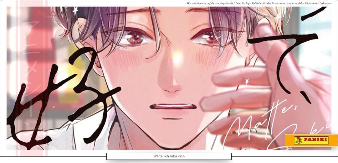 Ein junger, gutaussehender Mann wird von einem anderen Mann gestreichelt. Sein Gesichtsausdruck wirkt traurig und verliebt.