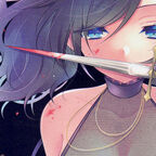 Eine junge Frau, Assassine, trägt ein schwarzes Abendkleid und hält ein blutverschmiertes Messer vor ihr Gesicht. Ihr blaues Haar weht im Wind.