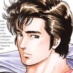 Ein junger Mann mit kurzem braunem Haar trägt seine Jacke lässig über der Schulter.