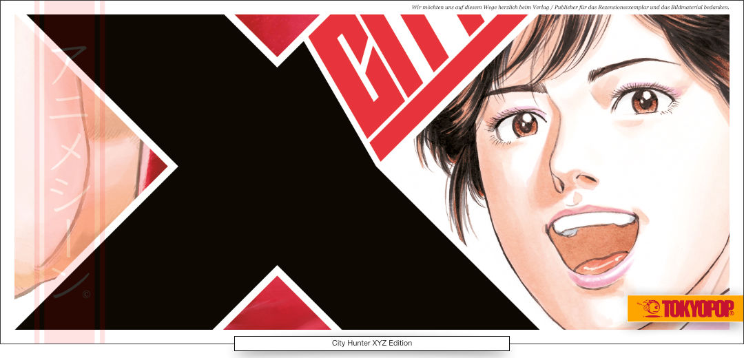 Eine junge lachende Frau.