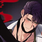 Ein junger Mann mit schwarzen Dämonenflügeln, die sich über seinen Körper und sein Gesicht erstrecken.