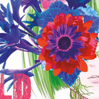 Ein jugendliches Mädchen mit grünen Haaren und Blumen im Gesicht.