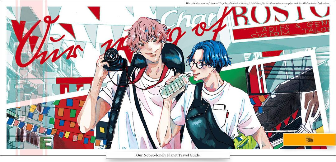 Zwei junge Männer, die auf Reisen sind, stehen sich gegenüber. Einer trägt eine grüne Gürteltasche über der Brust, während der andere eine Kamera in der rechten Hand hält. Sie lächeln sich an und scheinen eine gute Zeit zu haben. 