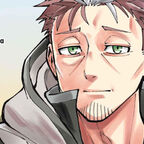 Ein älterer Mann, Meister und Schwertkämpfer, lächelt.