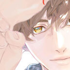 Ein gutaussehender junger Mann hält einen anderen Mann am Handgelenk fest.