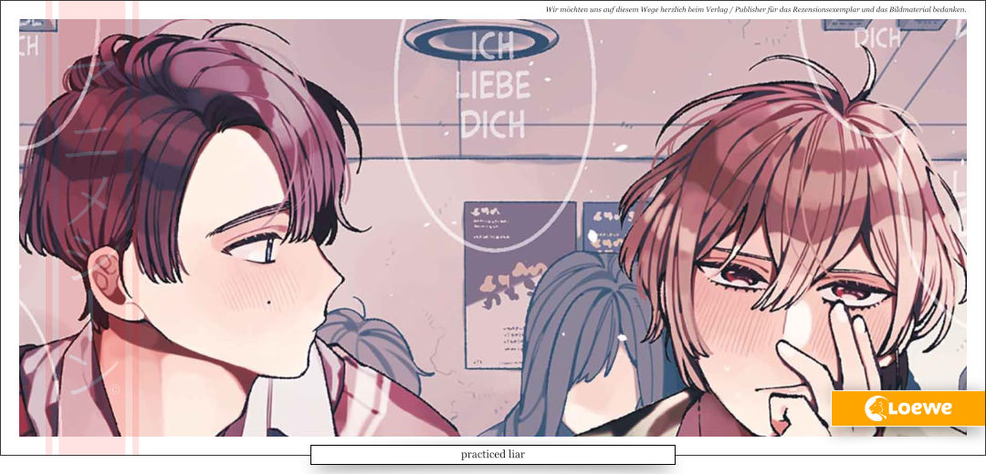 Zwei Jungen sitzen am Tisch und halten heimlich Händchen. Einer stützt verträumt seinen Kopf ab, während der andere ihn liebevoll beobachtet.