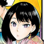 Eine junge Frau mit schwarzen Haaren trägt einen Kimono. Im Hintergrund lacht ein junger Mann mit Brille. 