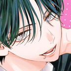 Ein junger Mann mit kurzem, schwarzem Haar blickt verlegen nach rechts, den Mund leicht geöffnet und die linke Hand am Hals.