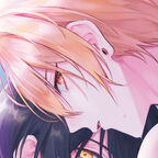 Ein junger Mann hält jemanden fest und wirkt dabei besitzend.