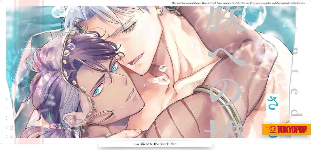 Zwei Männer halten sich liebevoll in den Armen, wobei der eine den Lesen anschaut. Blaues Wasser im Hintergrund. 