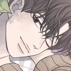 Ein junger Mann liegt lächelnd auf dem Boden, die Hände hinter dem Kopf verschränkt. 