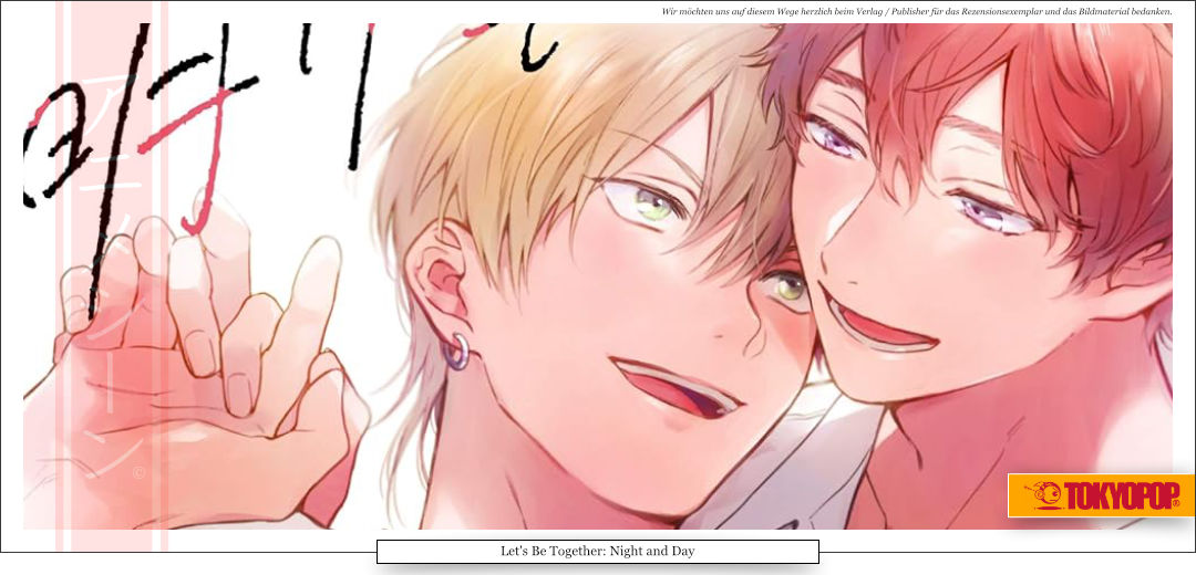 Zwei junge Männer, die sich aneinander lehnen, lächeln sich an. 