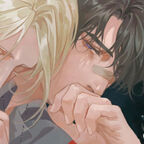 Zwei Männer liegen aneinander gekuschelt. 