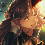 Am Strand steht eine junge Frau und spielt verlegen mit ihren Haaren.