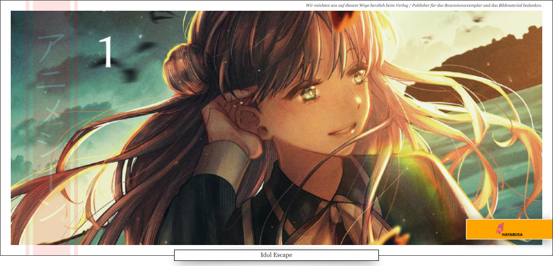 Am Strand steht eine junge Frau und spielt verlegen mit ihren Haaren.