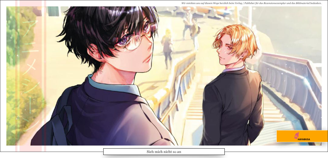 Zwei Teenager gehen eine Treppe hinunter. Der vordere Teenager schaut den hinteren an, was diesen verlegen macht. 