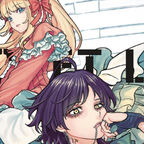 Zwei junge Frauen, eine in einem Rüschenkleid und die andere in Lederkleidung. 