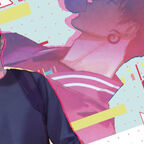 Ein junger Mann mit Rucksack, dunklem Pullover und Basecap. 