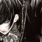 Ein junger Mann oder eine junge Frau duckt sich auf dem Boden, um sich zu schützen. 