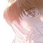 Ein junger Mann wird getröstet, weil er weint.