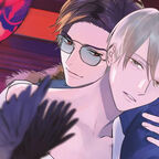 Zwei Männer, einer mit Flügeln, der andere mit Brille, umarmen sich zärtlich. 