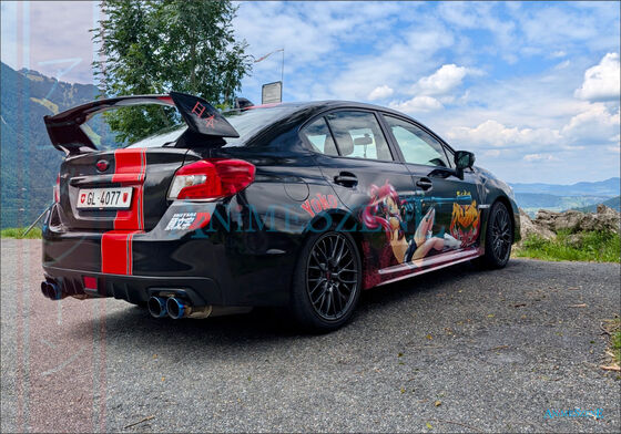 Ein schwarzes Auto mit Folierung zeigt Yoko und Revy in der Schweiz aus der Serie Black Lagoon.